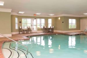 普兰菲尔德印第安纳波利斯机场/普莱恩希尔顿惠庭套房酒店的在酒店房间的一个大型游泳池