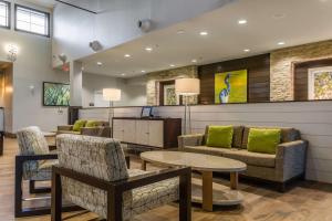 奥兰多Hilton Vacation Club Mystic Dunes Orlando的带沙发和桌子的等候室