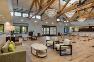 奥兰多Hilton Vacation Club Mystic Dunes Orlando的大型大堂设有桌椅和窗户。