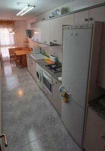 哈卡Jaca Artaso的厨房配有白色冰箱和炉灶。