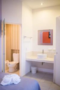 Iguala de la IndependenciaHOTEL OBREGON的白色的浴室设有水槽和卫生间。