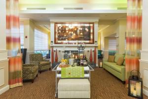 杰克逊维尔杰克逊维尔机场希尔顿花园酒店的大厅里配有沙发和桌子
