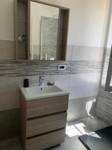 皮亚内扎Casa Bricca的一间带水槽和镜子的浴室