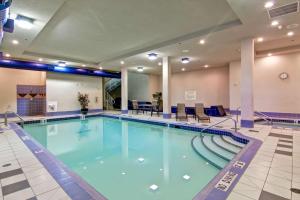 坎卢普斯坎卢普斯希尔顿恒庭酒店的在酒店房间的一个大型游泳池