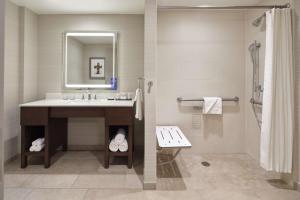 卡波雷卡珀累欧胡岛 - 希尔顿大使馆套房酒店 - 供应免费早餐的一间带水槽和镜子的浴室