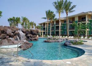 瓦克拉Hilton Grand Vacations Club Kings Land Waikoloa的度假村内带瀑布的游泳池