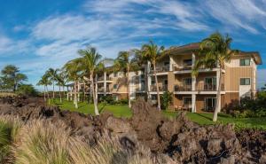 瓦克拉Hilton Grand Vacations Club Kings Land Waikoloa的一座棕榈树环绕的大建筑