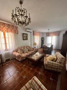 CamuñasCasa Maria的客厅配有沙发、椅子和桌子