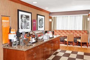 拉法叶拉斐特汉普顿酒店的酒店客房设有厨房和等候区。