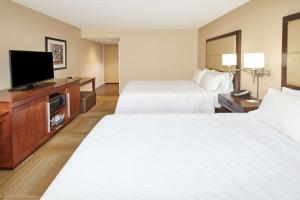 拉法叶拉斐特汉普顿酒店的酒店客房设有两张床和一台平面电视。
