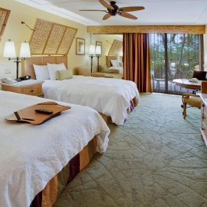 基拉戈基拉戈希尔顿恒庭酒店的酒店客房带两张床和一个客厅