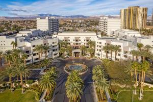 拉斯维加斯Hilton Vacation Club Cancun Resort Las Vegas的棕榈树城市的空中景观