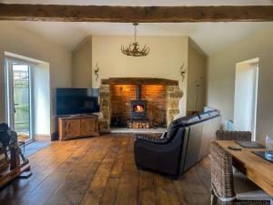 DonyattThe Udderhouse - Udderly Unforgettable Retreat的带沙发和壁炉的客厅