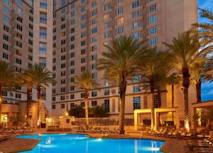 拉斯维加斯Hilton Grand Vacations Club Paradise Las Vegas的棕榈树酒店和大型建筑