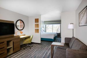 拉斯维加斯拉斯维加斯亨德森汉普顿套房酒店的酒店客房配有一张床、一张书桌和一台电视。