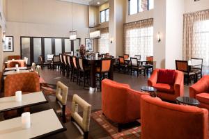拉斯维加斯拉斯维加斯南汉普顿套房酒店 的一间带橙色桌椅的餐厅以及一间用餐室