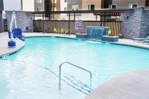 拉斯维加斯Home2 Suites by Hilton Las Vegas Stadium District的在酒店房间的一个大型游泳池