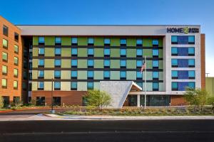 拉斯维加斯Home2 Suites by Hilton Las Vegas Convention Center - No Resort Fee的一座办公楼,设有一座大型建筑,