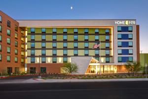 拉斯维加斯Home2 Suites by Hilton Las Vegas Convention Center - No Resort Fee的前面有美国国旗的酒店大楼