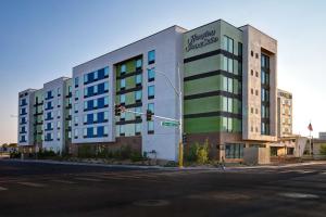 拉斯维加斯Home2 Suites by Hilton Las Vegas Convention Center - No Resort Fee的街道拐角处有交通灯的建筑物