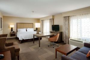 拉斯维加斯拉斯维加斯红岩/萨默林汉普顿假日及套房酒店的配有一张床和一张书桌的酒店客房
