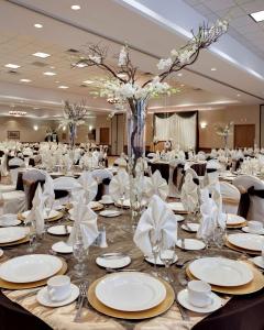 安纳海姆Embassy Suites by Hilton Anaheim South的宴会厅配有带白板和餐巾的桌子