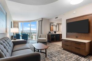 安纳海姆Embassy Suites by Hilton Anaheim South的带沙发和电视的客厅