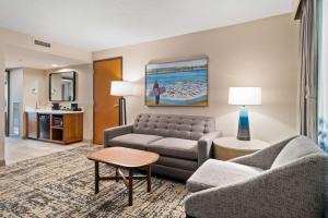 安纳海姆Embassy Suites by Hilton Anaheim South的客厅配有沙发和桌子