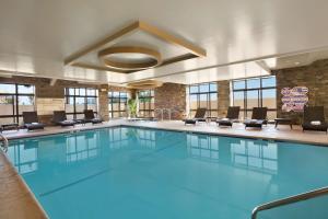 洛杉矶洛杉矶国际机场/霍索恩汉普顿酒店的在酒店房间的一个大型游泳池