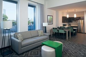 洛杉矶洛杉矶国际机场希尔顿惠庭套房酒店的带沙发的客厅和用餐室