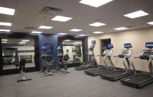 列克星敦肯塔基州列克星敦医学中心汉普顿酒店的健身房设有跑步机和椭圆机