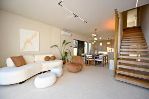 马卡尔斯卡Villa Rosemary的客厅设有白色沙发和楼梯。