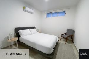 韦拉克鲁斯Apartamento nuevo en Veracruz Centro的卧室配有白色的床和椅子