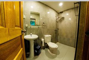 马富施Tavern Lodge Maafushi的浴室配有卫生间、盥洗盆和淋浴。