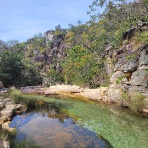 卡瓦坎特Hostel do Cerrado的山旁河流中的水池