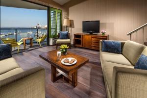 长滩玛雅酒店 - 希尔顿逸林酒店的客厅配有两张沙发和一台电视