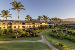 科洛阿Hilton Vacation Club The Point at Poipu Kauai的棕榈树和道路度假村的空中景观