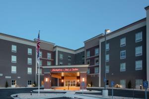 洛根Hampton Inn And Suites Logan, Ut的酒店前方的图片