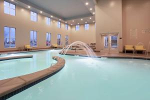 洛根Hampton Inn And Suites Logan, Ut的一座游泳池,在酒店的房间内设有一个喷泉