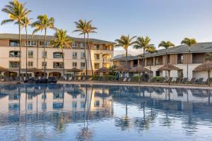 科洛阿Hilton Vacation Club The Point at Poipu Kauai的一座楼前棕榈树的大型游泳池