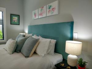 陶波Stay Taupo的一间卧室配有一张蓝色床头板的床