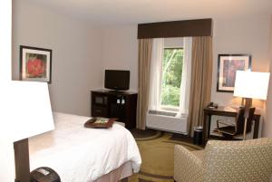 毛米勒毛米勒汉普顿酒店的酒店的客房 - 带一张床、椅子和窗户