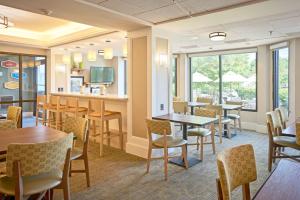 兰开斯特兰开斯特汉普顿酒店的用餐室设有桌椅和窗户。