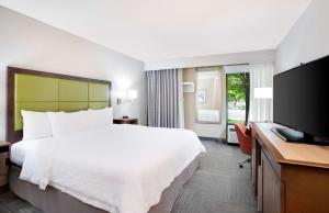 兰开斯特兰开斯特汉普顿酒店的配有一张床和一台平面电视的酒店客房