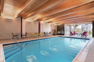 兰开斯特Home2 Suites By Hilton Lancaster的一座配有桌椅的酒店游泳池