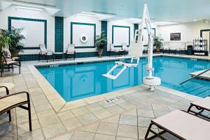利特尔顿利特尔顿汉普顿酒店的酒店游泳池设有桌椅