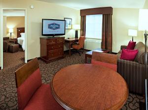 利特尔顿利特尔顿汉普顿酒店的酒店客房设有一张桌子和一台电视机
