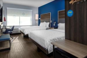 林奇堡Tru By Hilton Lynchburg, Va的酒店客房设有两张床和窗户。
