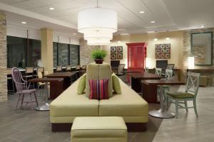 莱温芙丝Home2 Suites By Hilton Leavenworth Downtown的大堂的椅子,配有桌椅