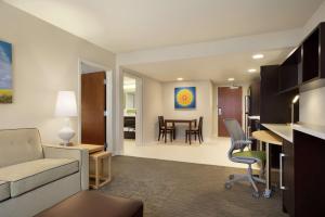 莱温芙丝Home2 Suites By Hilton Leavenworth Downtown的带沙发的客厅和用餐室